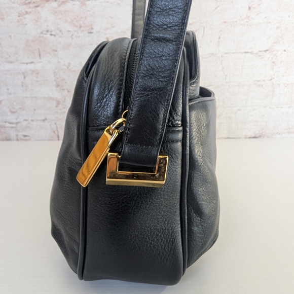 VTG Cole Haan Black Pebbled Leather Camera Bag - Minimalist Crossbody - Gold Har - Picture 6 of 16